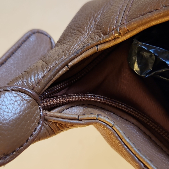 Aurielle leather shoulder bag in good pre-owned condition - Picture 8 of 11